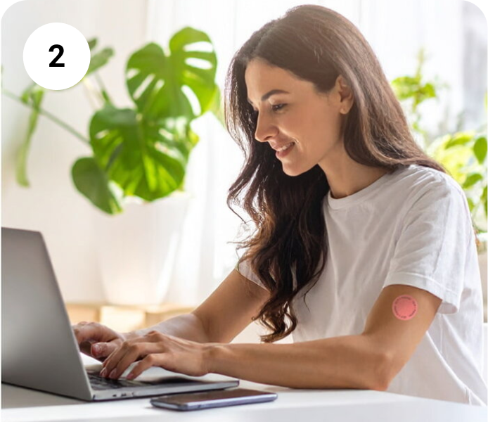 LeviaPatch am Oberarm während der Arbeit am Laptop